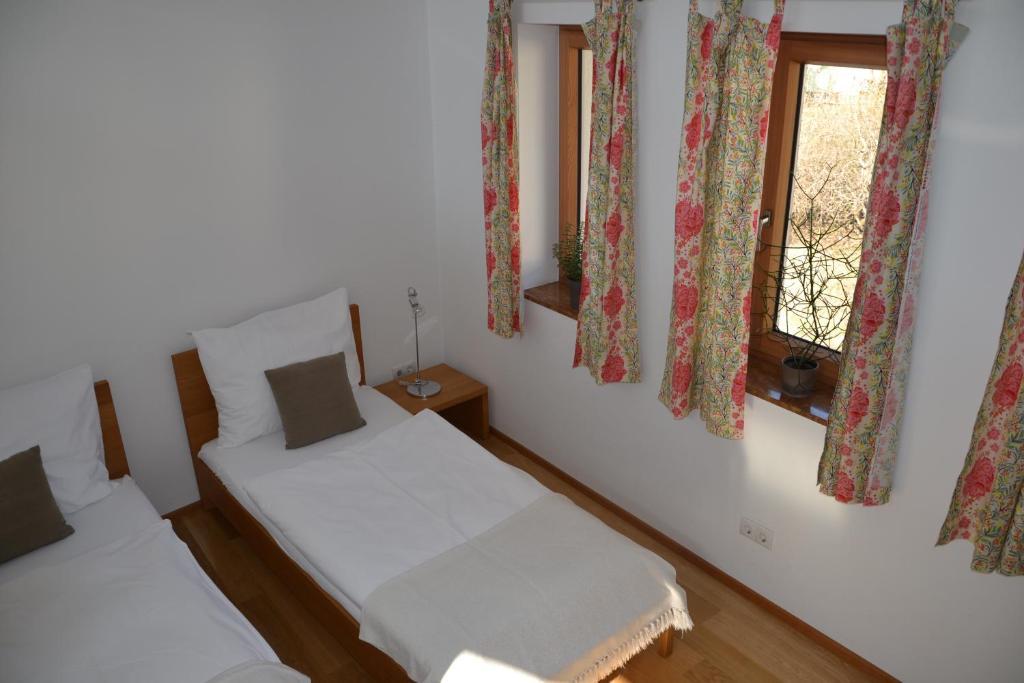 Wein + Bett Wiedeck Stetten Zimmer foto